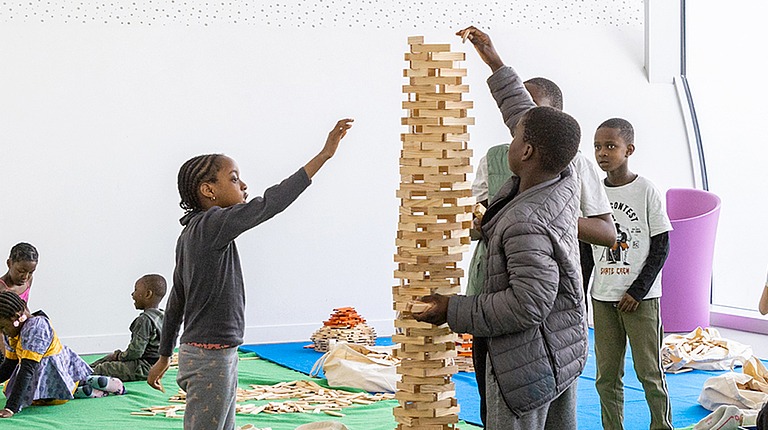 Photo représentant la fête du jeu à Pantin en 2024 avec des enfants qui jouent au jenga
