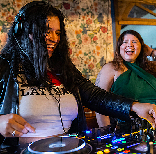 Photo représentant un dj set à l'occasion du festival des Dramagouines à la Cité Fertile