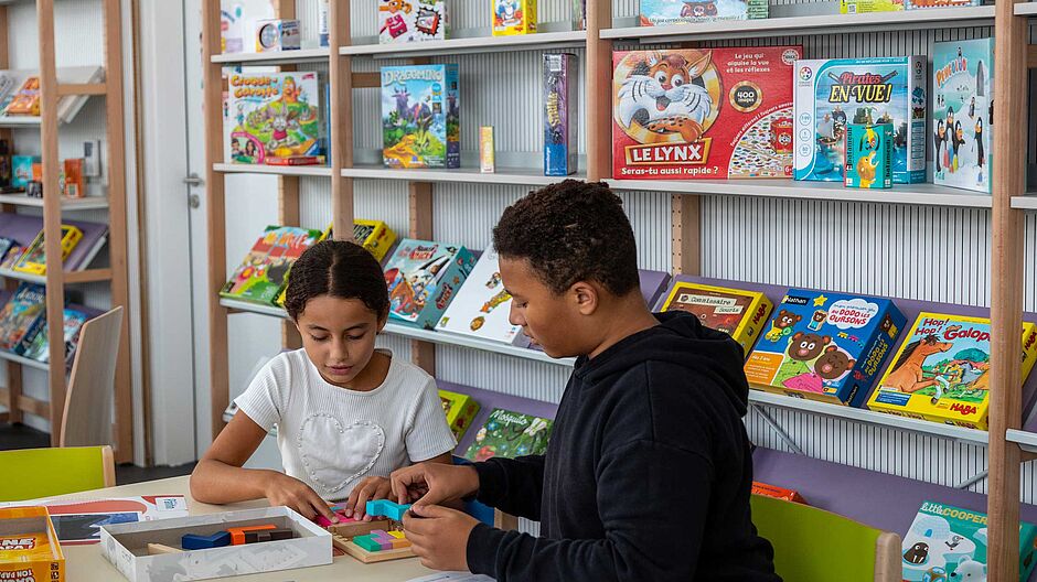 Des enfants jouent à un jeu dans la ludothèque Nelson Mandela de Pantin