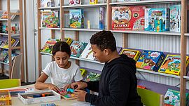 Des enfants jouent à un jeu dans la ludothèque Nelson Mandela de Pantin