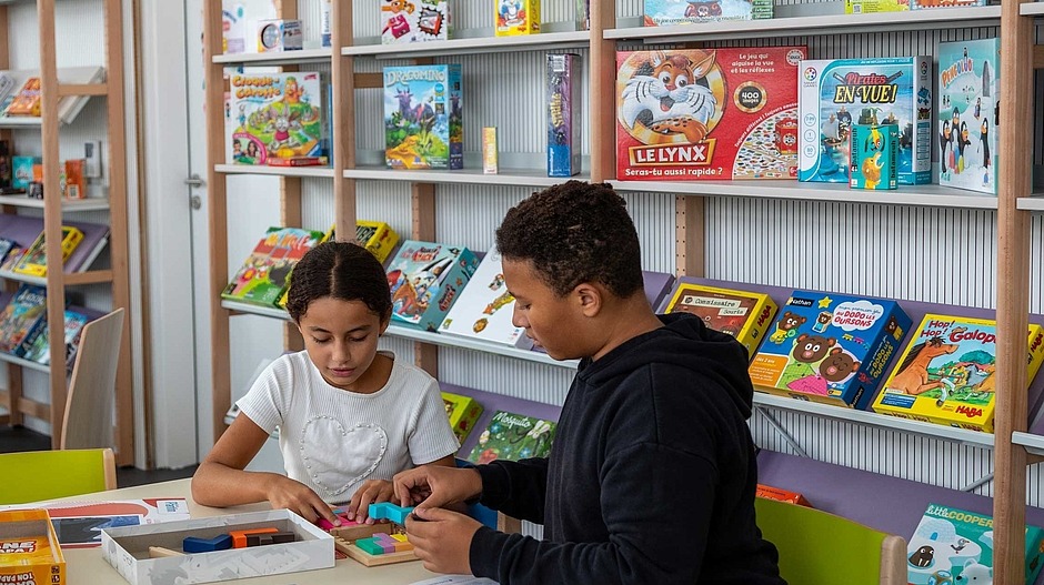Des enfants jouent à un jeu dans la ludothèque Nelson Mandela de Pantin