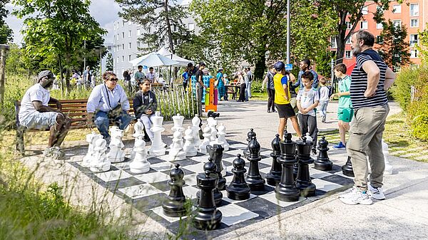 Photo représentant la fête du jeu à Pantin en 2024 avec une partie d'échecs grandeur nature
