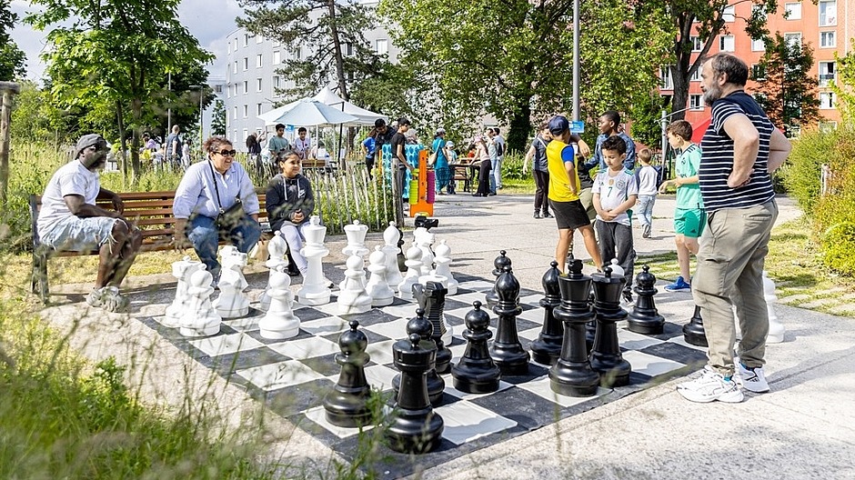 Photo représentant la fête du jeu à Pantin en 2024 avec une partie d'échecs grandeur nature