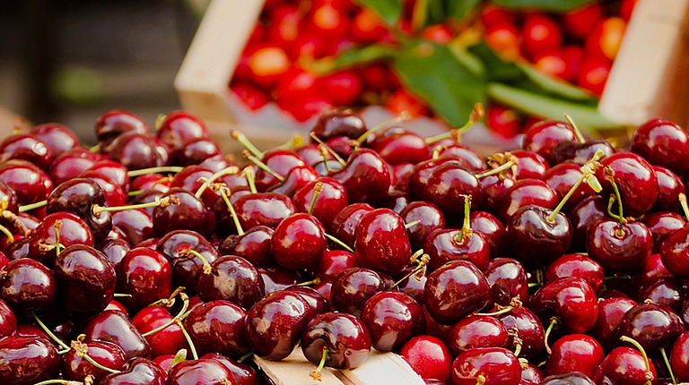 photo représentant un étal de cerises