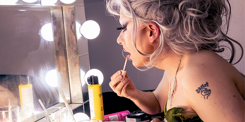 Photo d'une drag queen se préparant avant le cabaret drag de Chez Olympe