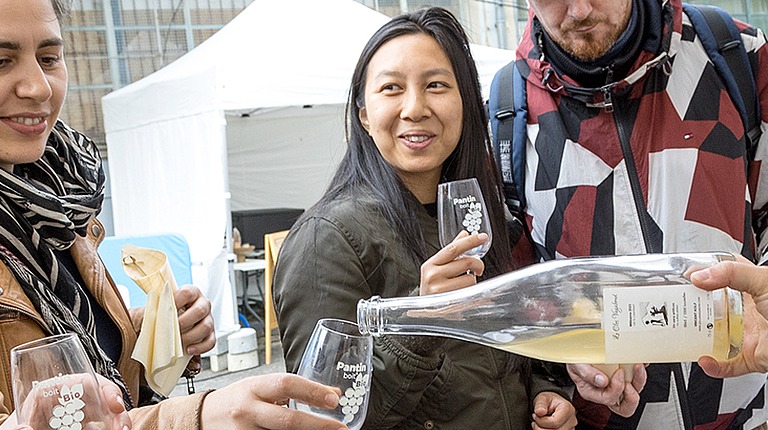 Visuel représentant quelqu'un en train de se faire servir un verre de vin de dégustation pendant le salon Pantin boit bio