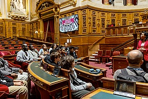 Photo pendant la visite du Sénat par le Conseil des Jeunes Pantinois