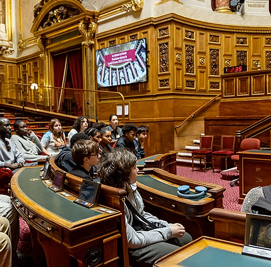 Photo pendant la visite du Sénat par le Conseil des Jeunes Pantinois